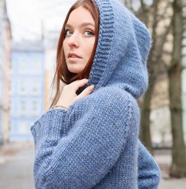 Hoodie dengan motif geometris yang modern